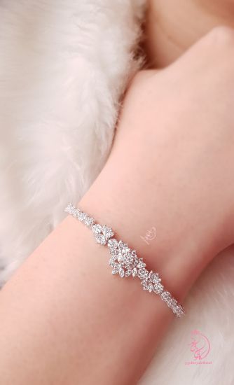 💎سرویس(گردنبند ، گوشواره و دستبند ) جواهری شیک و زیبا نقره عیار ۹۲۵ با نگینهای درخشان با روکش طلا سفید با قفل جواهری