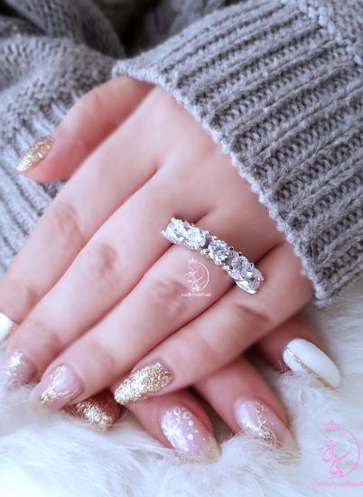 💎انگشتر جواهری زیبا پنج نگین پایه دار ؛ نقره عیار ۹۲۵ با روکش طلا سفید و با قالب جواهری ‌