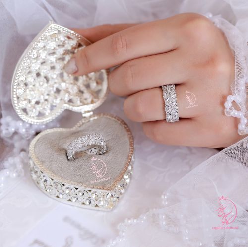💎حلقه جواهری خاص و زیبا ؛ نقره عیار ۹۲۵ با نگین های باگتی زیرکونیا اتریشی مشابه طلا با روکش طلا سفید و با قالب جواهری ‌‌