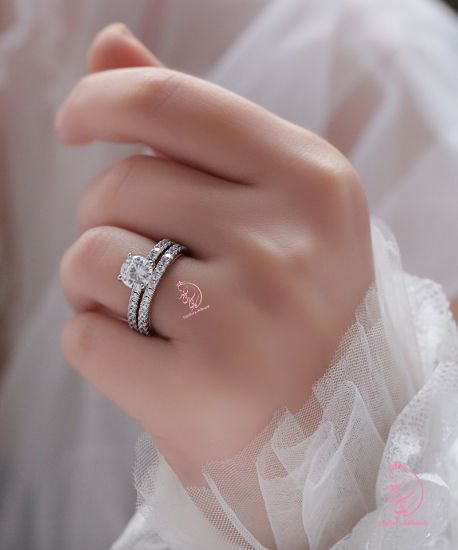 ‌‌ ‌💎حلقه و پشت حلقه جواهری با نگینهای زیرکونیا اتریشی نقره عیار ۹۲۵ با روکش طلا سفید ‌‌‌‌‌‌‌‌‌‌و طراحی جواهر منحصر به فرد در نقره و داخل رکاب ها رزگلد ‌