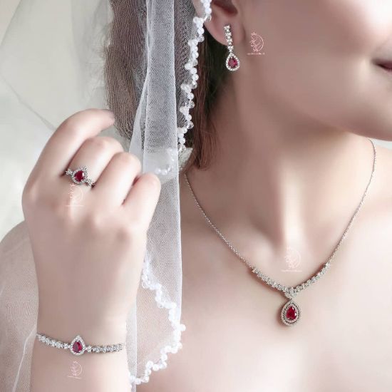 💍سرويس جواهری  با نگین های زمرد و  یاقوت کبود و ياقوت ، نقره عیار ۹۲۵ با روکش طلاسفید