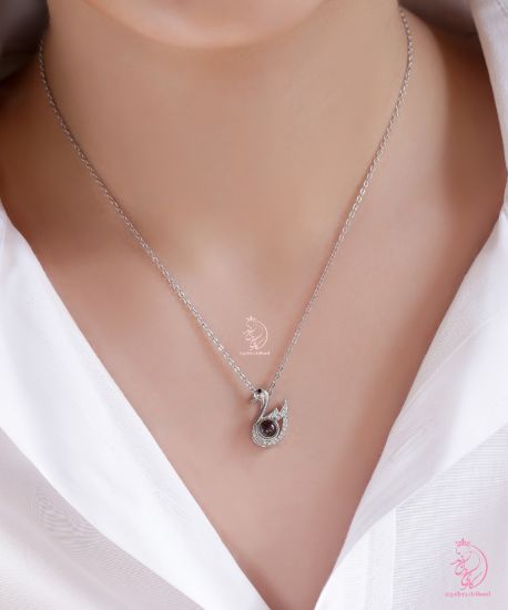 💍گردنبند جواهری طرح قو با آویز تلسکوپی "من شما دوست دارم " به صد زبان دنیا نقره عیار ۹۲۵  با روکش طلا سفید‌‌