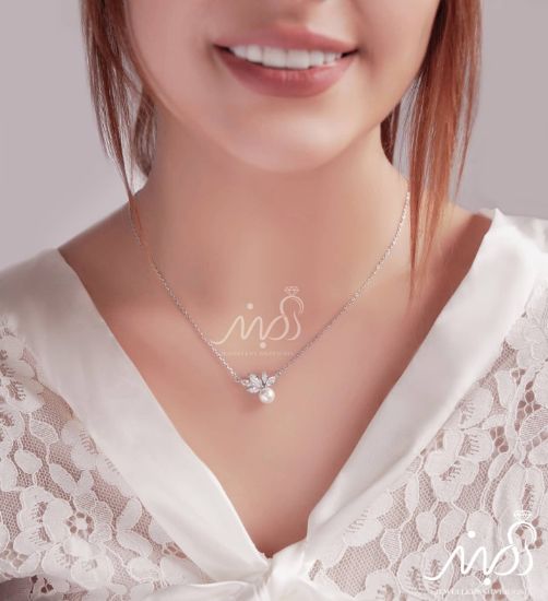 💍گردنبند جواهری نگین Marquise و مروارید پرورشی؛ زیبا و خاص ؛ نقره عیار ۹۲۵ با روکش طلا سفید‌‌ و با آویز قو پشت گردن در قفل ‌‌