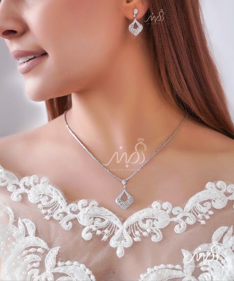 💍نیمست جواهری ظریف با نگین های ناهمگون با طراحی ژورنالی جواهرات به روز ، نگین های زیرکونیا اتریشی ؛ نقره عیار 925 با روکش طلا سفید‌‌‌‌‌‌‌ ‌‌