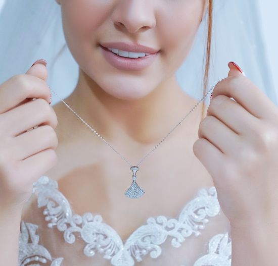 💍گردنبند جواهری بسیار خاص و زیبا بولگاری Bvlgari با آویزهای متحرک پشت گردن ،ترند جواهرات نقره عیار 925 با روکش طلا سفید‌‌