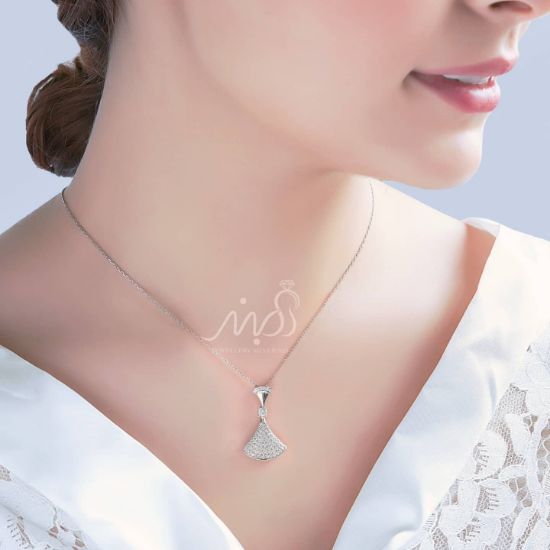 💍گردنبند جواهری بسیار خاص و زیبا بولگاری Bvlgari با آویزهای متحرک پشت گردن ،ترند جواهرات نقره عیار 925 با روکش طلا سفید‌‌