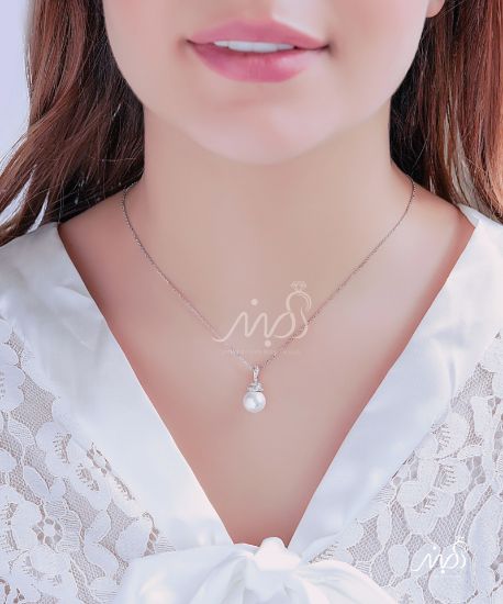 💍گردنبند جواهری نگین و مروارید پرورشی؛ زیبا و خاص ؛ نقره عیار ۹۲۵ با روکش طلا سفید‌‌ و با آویز قو پشت گردن در قفل ‌‌