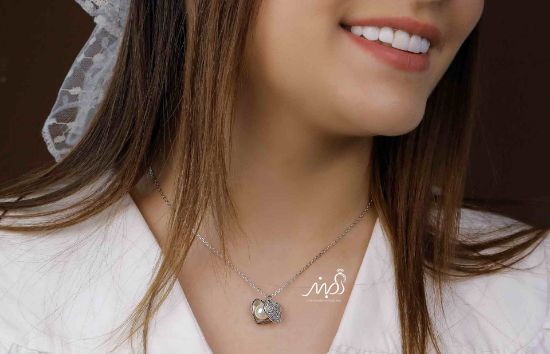 💍گردنبند جواهری صدف پوشیده از نگین با مروارید پرورشی ترند جواهرات، نقره عیار 925 با روکش طلا سفید‌‌(G_3017)