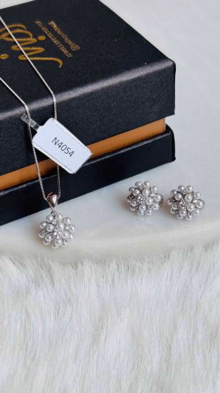 💍نیم ست جواهری ظریف و زیبا طرح گل و مروارید ؛طراحی ژورنالی جواهرات به روز ، نگین های زیرکونیا اتریشی ؛ نقره عیار ۹۲۵ با روکش طلا سفید‌‌‌‌‌‌‌ ‌‌	